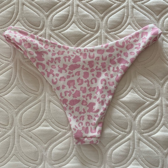 Pink and white leaped animal print bikini set. - Picture 5 of 5